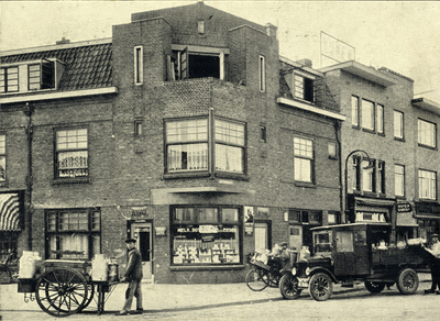 124934 Gezicht op de voorgevel van de zuivelwinkel H. van Engelen (Marnixlaan 38) te Utrecht; rechts de huizen Van ...